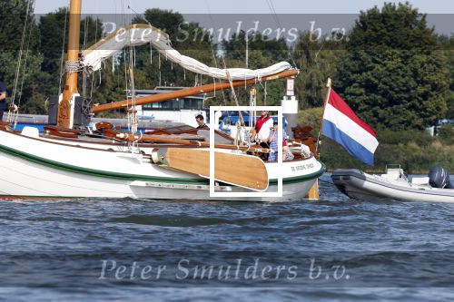 Amsterdam 20 augustus 2025
Koning Willem Alexander Prinses Mabel en (prinses Luana ) Gravin Luana op de groene Draeck tijdens de eerste dag van Sail Amsterdam . Er vaart ongelofelijk veel beveiliging Politie in boten op jet skis en een speciaal beveiligingsteam van de Marechaussee BSB ( Brigade Speciale Beveiligingsopdrachten ) mee met de groene Draeck