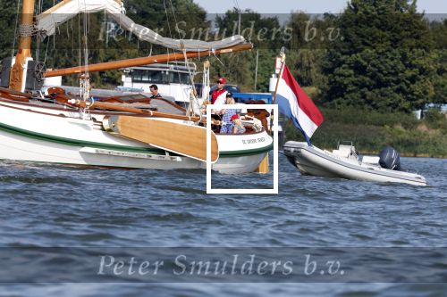 Amsterdam 20 augustus 2025
Koning Willem Alexander Prinses Mabel en (prinses Luana ) Gravin Luana op de groene Draeck tijdens de eerste dag van Sail Amsterdam . Er vaart ongelofelijk veel beveiliging Politie in boten op jet skis en een speciaal beveiligingsteam van de Marechaussee BSB ( Brigade Speciale Beveiligingsopdrachten ) mee met de groene Draeck