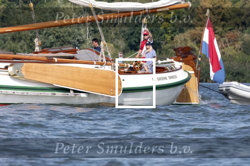 Amsterdam 20 augustus 2025
Koning Willem Alexander Prinses Mabel en (prinses Luana ) Gravin Luana op de groene Draeck tijdens de eerste dag van Sail Amsterdam . Er vaart ongelofelijk veel beveiliging Politie in boten op jet skis en een speciaal beveiligingsteam van de Marechaussee BSB ( Brigade Speciale Beveiligingsopdrachten ) mee met de groene Draeck