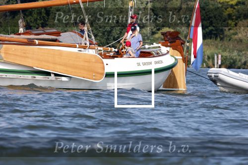 Amsterdam 20 augustus 2025
Koning Willem Alexander Prinses Mabel en (prinses Luana ) Gravin Luana op de groene Draeck tijdens de eerste dag van Sail Amsterdam . Er vaart ongelofelijk veel beveiliging Politie in boten op jet skis en een speciaal beveiligingsteam van de Marechaussee BSB ( Brigade Speciale Beveiligingsopdrachten ) mee met de groene Draeck