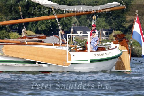 Amsterdam 20 augustus 2025
Koning Willem Alexander Prinses Mabel en (prinses Luana ) Gravin Luana op de groene Draeck tijdens de eerste dag van Sail Amsterdam . Er vaart ongelofelijk veel beveiliging Politie in boten op jet skis en een speciaal beveiligingsteam van de Marechaussee BSB ( Brigade Speciale Beveiligingsopdrachten ) mee met de groene Draeck