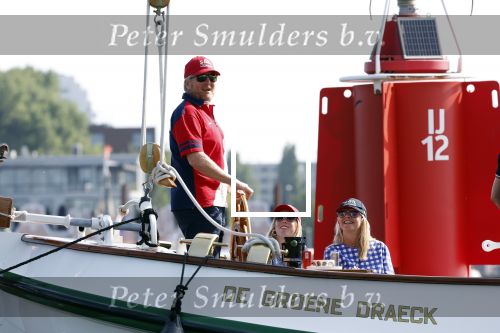 Amsterdam 20 augustus 2025
Koning Willem Alexander Prinses Mabel en (prinses Luana ) Gravin Luana op de groene Draeck tijdens de eerste dag van Sail Amsterdam . Er vaart ongelofelijk veel beveiliging Politie in boten op jet skis en een speciaal beveiligingsteam van de Marechaussee BSB ( Brigade Speciale Beveiligingsopdrachten ) mee met de groene Draeck