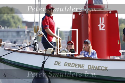 Amsterdam 20 augustus 2025
Koning Willem Alexander Prinses Mabel en (prinses Luana ) Gravin Luana op de groene Draeck tijdens de eerste dag van Sail Amsterdam . Er vaart ongelofelijk veel beveiliging Politie in boten op jet skis en een speciaal beveiligingsteam van de Marechaussee BSB ( Brigade Speciale Beveiligingsopdrachten ) mee met de groene Draeck