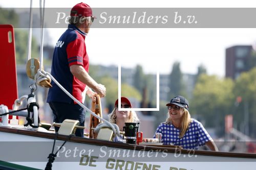 Amsterdam 20 augustus 2025
Koning Willem Alexander Prinses Mabel en (prinses Luana ) Gravin Luana op de groene Draeck tijdens de eerste dag van Sail Amsterdam . Er vaart ongelofelijk veel beveiliging Politie in boten op jet skis en een speciaal beveiligingsteam van de Marechaussee BSB ( Brigade Speciale Beveiligingsopdrachten ) mee met de groene Draeck