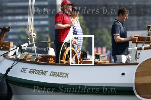 Amsterdam 20 augustus 2025
Koning Willem Alexander Prinses Mabel en (prinses Luana ) Gravin Luana op de groene Draeck tijdens de eerste dag van Sail Amsterdam . Er vaart ongelofelijk veel beveiliging Politie in boten op jet skis en een speciaal beveiligingsteam van de Marechaussee BSB ( Brigade Speciale Beveiligingsopdrachten ) mee met de groene Draeck