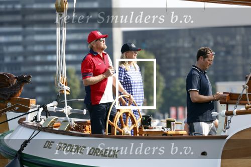 Amsterdam 20 augustus 2025
Koning Willem Alexander Prinses Mabel en (prinses Luana ) Gravin Luana op de groene Draeck tijdens de eerste dag van Sail Amsterdam . Er vaart ongelofelijk veel beveiliging Politie in boten op jet skis en een speciaal beveiligingsteam van de Marechaussee BSB ( Brigade Speciale Beveiligingsopdrachten ) mee met de groene Draeck