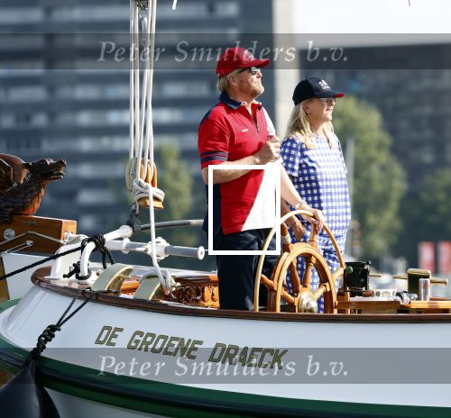 Amsterdam 20 augustus 2025
Koning Willem Alexander Prinses Mabel en (prinses Luana ) Gravin Luana op de groene Draeck tijdens de eerste dag van Sail Amsterdam . Er vaart ongelofelijk veel beveiliging Politie in boten op jet skis en een speciaal beveiligingsteam van de Marechaussee BSB ( Brigade Speciale Beveiligingsopdrachten ) mee met de groene Draeck