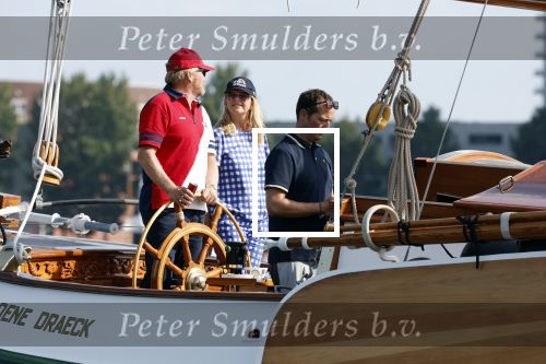 Amsterdam 20 augustus 2025
Koning Willem Alexander Prinses Mabel en (prinses Luana ) Gravin Luana op de groene Draeck tijdens de eerste dag van Sail Amsterdam . Er vaart ongelofelijk veel beveiliging Politie in boten op jet skis en een speciaal beveiligingsteam van de Marechaussee BSB ( Brigade Speciale Beveiligingsopdrachten ) mee met de groene Draeck