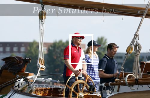 Amsterdam 20 augustus 2025
Koning Willem Alexander Prinses Mabel en (prinses Luana ) Gravin Luana op de groene Draeck tijdens de eerste dag van Sail Amsterdam . Er vaart ongelofelijk veel beveiliging Politie in boten op jet skis en een speciaal beveiligingsteam van de Marechaussee BSB ( Brigade Speciale Beveiligingsopdrachten ) mee met de groene Draeck