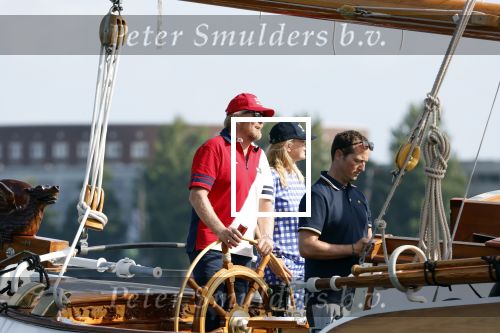 Amsterdam 20 augustus 2025
Koning Willem Alexander Prinses Mabel en (prinses Luana ) Gravin Luana op de groene Draeck tijdens de eerste dag van Sail Amsterdam . Er vaart ongelofelijk veel beveiliging Politie in boten op jet skis en een speciaal beveiligingsteam van de Marechaussee BSB ( Brigade Speciale Beveiligingsopdrachten ) mee met de groene Draeck