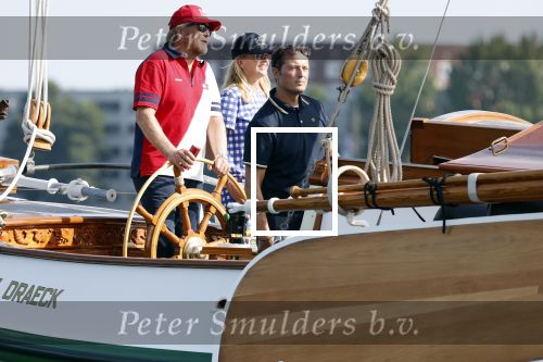 Amsterdam 20 augustus 2025
Koning Willem Alexander Prinses Mabel en (prinses Luana ) Gravin Luana op de groene Draeck tijdens de eerste dag van Sail Amsterdam . Er vaart ongelofelijk veel beveiliging Politie in boten op jet skis en een speciaal beveiligingsteam van de Marechaussee BSB ( Brigade Speciale Beveiligingsopdrachten ) mee met de groene Draeck
