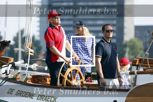 Amsterdam 20 augustus 2025
Koning Willem Alexander Prinses Mabel en (prinses Luana ) Gravin Luana op de groene Draeck tijdens de eerste dag van Sail Amsterdam . Er vaart ongelofelijk veel beveiliging Politie in boten op jet skis en een speciaal beveiligingsteam van de Marechaussee BSB ( Brigade Speciale Beveiligingsopdrachten ) mee met de groene Draeck