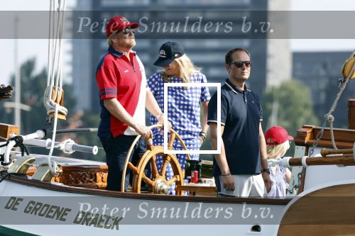 Amsterdam 20 augustus 2025
Koning Willem Alexander Prinses Mabel en (prinses Luana ) Gravin Luana op de groene Draeck tijdens de eerste dag van Sail Amsterdam . Er vaart ongelofelijk veel beveiliging Politie in boten op jet skis en een speciaal beveiligingsteam van de Marechaussee BSB ( Brigade Speciale Beveiligingsopdrachten ) mee met de groene Draeck
