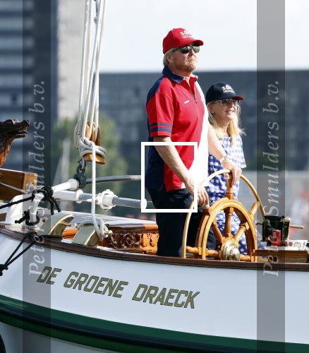 Amsterdam 20 augustus 2025
Koning Willem Alexander Prinses Mabel en (prinses Luana ) Gravin Luana op de groene Draeck tijdens de eerste dag van Sail Amsterdam . Er vaart ongelofelijk veel beveiliging Politie in boten op jet skis en een speciaal beveiligingsteam van de Marechaussee BSB ( Brigade Speciale Beveiligingsopdrachten ) mee met de groene Draeck