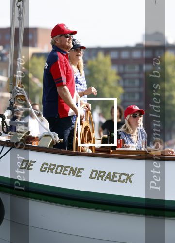 Amsterdam 20 augustus 2025
Koning Willem Alexander Prinses Mabel en (prinses Luana ) Gravin Luana op de groene Draeck tijdens de eerste dag van Sail Amsterdam . Er vaart ongelofelijk veel beveiliging Politie in boten op jet skis en een speciaal beveiligingsteam van de Marechaussee BSB ( Brigade Speciale Beveiligingsopdrachten ) mee met de groene Draeck