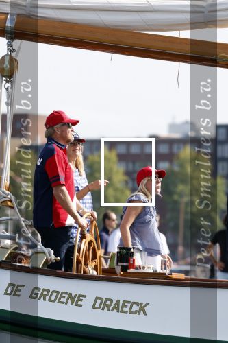 Amsterdam 20 augustus 2025
Koning Willem Alexander Prinses Mabel en (prinses Luana ) Gravin Luana op de groene Draeck tijdens de eerste dag van Sail Amsterdam . Er vaart ongelofelijk veel beveiliging Politie in boten op jet skis en een speciaal beveiligingsteam van de Marechaussee BSB ( Brigade Speciale Beveiligingsopdrachten ) mee met de groene Draeck