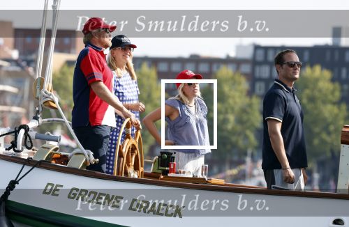 Amsterdam 20 augustus 2025
Koning Willem Alexander Prinses Mabel en (prinses Luana ) Gravin Luana op de groene Draeck tijdens de eerste dag van Sail Amsterdam . Er vaart ongelofelijk veel beveiliging Politie in boten op jet skis en een speciaal beveiligingsteam van de Marechaussee BSB ( Brigade Speciale Beveiligingsopdrachten ) mee met de groene Draeck