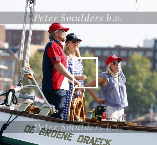 Amsterdam 20 augustus 2025
Koning Willem Alexander Prinses Mabel en (prinses Luana ) Gravin Luana op de groene Draeck tijdens de eerste dag van Sail Amsterdam . Er vaart ongelofelijk veel beveiliging Politie in boten op jet skis en een speciaal beveiligingsteam van de Marechaussee BSB ( Brigade Speciale Beveiligingsopdrachten ) mee met de groene Draeck