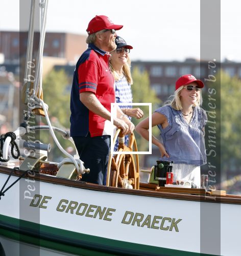 Amsterdam 20 augustus 2025
Koning Willem Alexander Prinses Mabel en (prinses Luana ) Gravin Luana op de groene Draeck tijdens de eerste dag van Sail Amsterdam . Er vaart ongelofelijk veel beveiliging Politie in boten op jet skis en een speciaal beveiligingsteam van de Marechaussee BSB ( Brigade Speciale Beveiligingsopdrachten ) mee met de groene Draeck