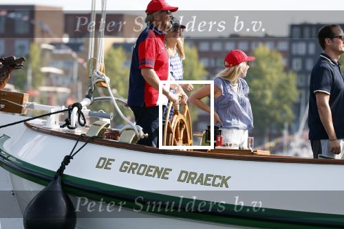 Amsterdam 20 augustus 2025
Koning Willem Alexander Prinses Mabel en (prinses Luana ) Gravin Luana op de groene Draeck tijdens de eerste dag van Sail Amsterdam . Er vaart ongelofelijk veel beveiliging Politie in boten op jet skis en een speciaal beveiligingsteam van de Marechaussee BSB ( Brigade Speciale Beveiligingsopdrachten ) mee met de groene Draeck