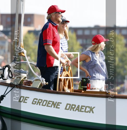 Amsterdam 20 augustus 2025
Koning Willem Alexander Prinses Mabel en (prinses Luana ) Gravin Luana op de groene Draeck tijdens de eerste dag van Sail Amsterdam . Er vaart ongelofelijk veel beveiliging Politie in boten op jet skis en een speciaal beveiligingsteam van de Marechaussee BSB ( Brigade Speciale Beveiligingsopdrachten ) mee met de groene Draeck