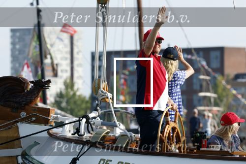 Amsterdam 20 augustus 2025
Koning Willem Alexander Prinses Mabel en (prinses Luana ) Gravin Luana op de groene Draeck tijdens de eerste dag van Sail Amsterdam . Er vaart ongelofelijk veel beveiliging Politie in boten op jet skis en een speciaal beveiligingsteam van de Marechaussee BSB ( Brigade Speciale Beveiligingsopdrachten ) mee met de groene Draeck