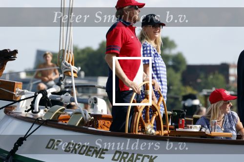 Amsterdam 20 augustus 2025
Koning Willem Alexander Prinses Mabel en (prinses Luana ) Gravin Luana op de groene Draeck tijdens de eerste dag van Sail Amsterdam . Er vaart ongelofelijk veel beveiliging Politie in boten op jet skis en een speciaal beveiligingsteam van de Marechaussee BSB ( Brigade Speciale Beveiligingsopdrachten ) mee met de groene Draeck