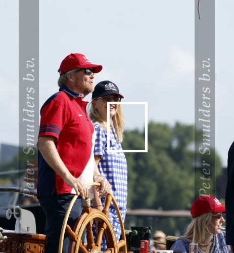 Amsterdam 20 augustus 2025
Koning Willem Alexander Prinses Mabel en (prinses Luana ) Gravin Luana op de groene Draeck tijdens de eerste dag van Sail Amsterdam . Er vaart ongelofelijk veel beveiliging Politie in boten op jet skis en een speciaal beveiligingsteam van de Marechaussee BSB ( Brigade Speciale Beveiligingsopdrachten ) mee met de groene Draeck