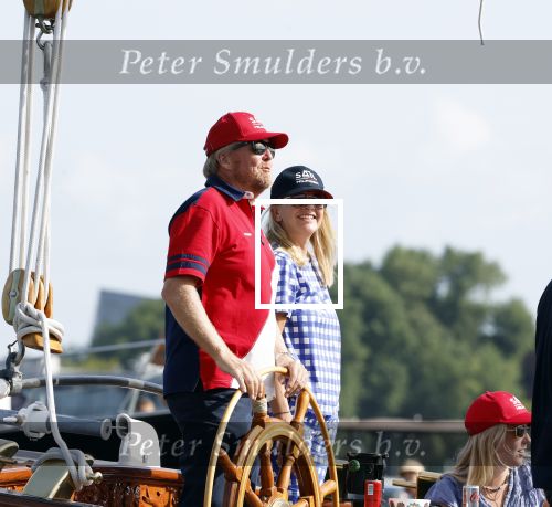 Amsterdam 20 augustus 2025
Koning Willem Alexander Prinses Mabel en (prinses Luana ) Gravin Luana op de groene Draeck tijdens de eerste dag van Sail Amsterdam . Er vaart ongelofelijk veel beveiliging Politie in boten op jet skis en een speciaal beveiligingsteam van de Marechaussee BSB ( Brigade Speciale Beveiligingsopdrachten ) mee met de groene Draeck