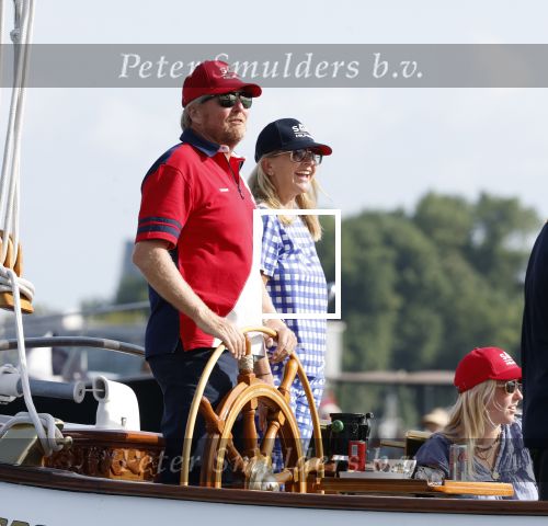 Amsterdam 20 augustus 2025
Koning Willem Alexander Prinses Mabel en (prinses Luana ) Gravin Luana op de groene Draeck tijdens de eerste dag van Sail Amsterdam . Er vaart ongelofelijk veel beveiliging Politie in boten op jet skis en een speciaal beveiligingsteam van de Marechaussee BSB ( Brigade Speciale Beveiligingsopdrachten ) mee met de groene Draeck