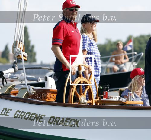 Amsterdam 20 augustus 2025
Koning Willem Alexander Prinses Mabel en (prinses Luana ) Gravin Luana op de groene Draeck tijdens de eerste dag van Sail Amsterdam . Er vaart ongelofelijk veel beveiliging Politie in boten op jet skis en een speciaal beveiligingsteam van de Marechaussee BSB ( Brigade Speciale Beveiligingsopdrachten ) mee met de groene Draeck