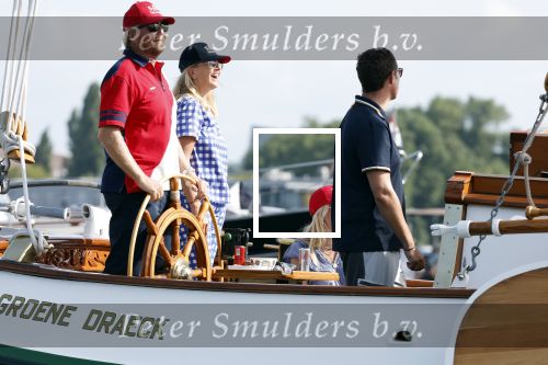 Amsterdam 20 augustus 2025
Koning Willem Alexander Prinses Mabel en (prinses Luana ) Gravin Luana op de groene Draeck tijdens de eerste dag van Sail Amsterdam . Er vaart ongelofelijk veel beveiliging Politie in boten op jet skis en een speciaal beveiligingsteam van de Marechaussee BSB ( Brigade Speciale Beveiligingsopdrachten ) mee met de groene Draeck