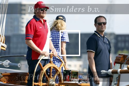Amsterdam 20 augustus 2025
Koning Willem Alexander Prinses Mabel en (prinses Luana ) Gravin Luana op de groene Draeck tijdens de eerste dag van Sail Amsterdam . Er vaart ongelofelijk veel beveiliging Politie in boten op jet skis en een speciaal beveiligingsteam van de Marechaussee BSB ( Brigade Speciale Beveiligingsopdrachten ) mee met de groene Draeck