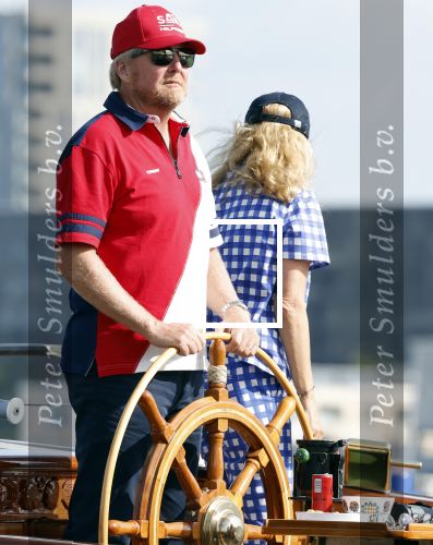 Amsterdam 20 augustus 2025
Koning Willem Alexander Prinses Mabel en (prinses Luana ) Gravin Luana op de groene Draeck tijdens de eerste dag van Sail Amsterdam . Er vaart ongelofelijk veel beveiliging Politie in boten op jet skis en een speciaal beveiligingsteam van de Marechaussee BSB ( Brigade Speciale Beveiligingsopdrachten ) mee met de groene Draeck