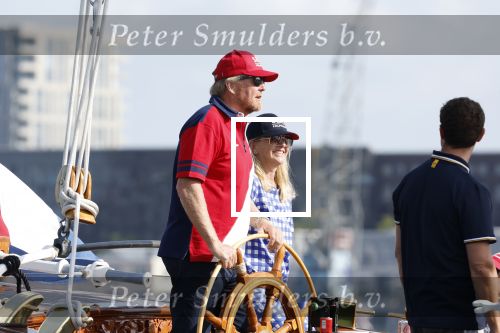 Amsterdam 20 augustus 2025
Koning Willem Alexander Prinses Mabel en (prinses Luana ) Gravin Luana op de groene Draeck tijdens de eerste dag van Sail Amsterdam . Er vaart ongelofelijk veel beveiliging Politie in boten op jet skis en een speciaal beveiligingsteam van de Marechaussee BSB ( Brigade Speciale Beveiligingsopdrachten ) mee met de groene Draeck