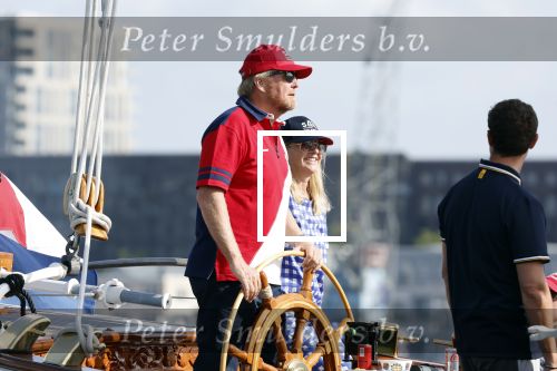 Amsterdam 20 augustus 2025
Koning Willem Alexander Prinses Mabel en (prinses Luana ) Gravin Luana op de groene Draeck tijdens de eerste dag van Sail Amsterdam . Er vaart ongelofelijk veel beveiliging Politie in boten op jet skis en een speciaal beveiligingsteam van de Marechaussee BSB ( Brigade Speciale Beveiligingsopdrachten ) mee met de groene Draeck
