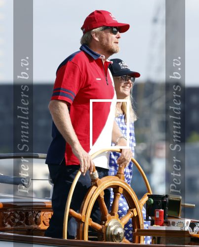 Amsterdam 20 augustus 2025
Koning Willem Alexander Prinses Mabel en (prinses Luana ) Gravin Luana op de groene Draeck tijdens de eerste dag van Sail Amsterdam . Er vaart ongelofelijk veel beveiliging Politie in boten op jet skis en een speciaal beveiligingsteam van de Marechaussee BSB ( Brigade Speciale Beveiligingsopdrachten ) mee met de groene Draeck