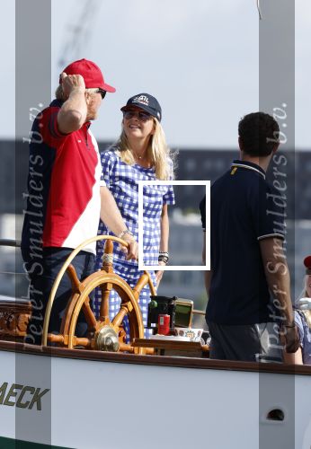 Amsterdam 20 augustus 2025
Koning Willem Alexander Prinses Mabel en (prinses Luana ) Gravin Luana op de groene Draeck tijdens de eerste dag van Sail Amsterdam . Er vaart ongelofelijk veel beveiliging Politie in boten op jet skis en een speciaal beveiligingsteam van de Marechaussee BSB ( Brigade Speciale Beveiligingsopdrachten ) mee met de groene Draeck