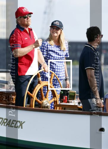 Amsterdam 20 augustus 2025
Koning Willem Alexander Prinses Mabel en (prinses Luana ) Gravin Luana op de groene Draeck tijdens de eerste dag van Sail Amsterdam . Er vaart ongelofelijk veel beveiliging Politie in boten op jet skis en een speciaal beveiligingsteam van de Marechaussee BSB ( Brigade Speciale Beveiligingsopdrachten ) mee met de groene Draeck