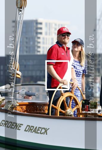 Amsterdam 20 augustus 2025
Koning Willem Alexander Prinses Mabel en (prinses Luana ) Gravin Luana op de groene Draeck tijdens de eerste dag van Sail Amsterdam . Er vaart ongelofelijk veel beveiliging Politie in boten op jet skis en een speciaal beveiligingsteam van de Marechaussee BSB ( Brigade Speciale Beveiligingsopdrachten ) mee met de groene Draeck