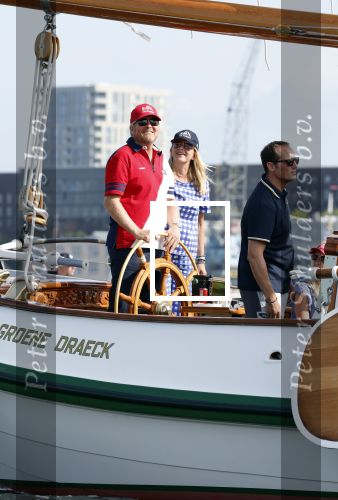 Amsterdam 20 augustus 2025
Koning Willem Alexander Prinses Mabel en (prinses Luana ) Gravin Luana op de groene Draeck tijdens de eerste dag van Sail Amsterdam . Er vaart ongelofelijk veel beveiliging Politie in boten op jet skis en een speciaal beveiligingsteam van de Marechaussee BSB ( Brigade Speciale Beveiligingsopdrachten ) mee met de groene Draeck