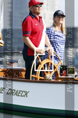 Amsterdam 20 augustus 2025
Koning Willem Alexander Prinses Mabel en (prinses Luana ) Gravin Luana op de groene Draeck tijdens de eerste dag van Sail Amsterdam . Er vaart ongelofelijk veel beveiliging Politie in boten op jet skis en een speciaal beveiligingsteam van de Marechaussee BSB ( Brigade Speciale Beveiligingsopdrachten ) mee met de groene Draeck