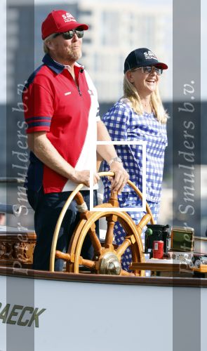 Amsterdam 20 augustus 2025
Koning Willem Alexander Prinses Mabel en (prinses Luana ) Gravin Luana op de groene Draeck tijdens de eerste dag van Sail Amsterdam . Er vaart ongelofelijk veel beveiliging Politie in boten op jet skis en een speciaal beveiligingsteam van de Marechaussee BSB ( Brigade Speciale Beveiligingsopdrachten ) mee met de groene Draeck