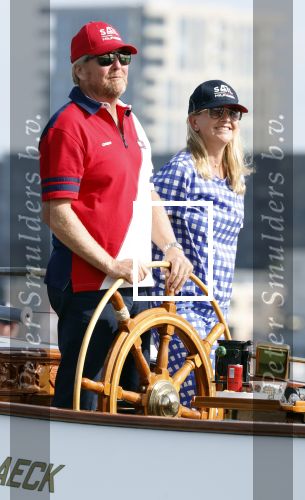 Amsterdam 20 augustus 2025
Koning Willem Alexander Prinses Mabel en (prinses Luana ) Gravin Luana op de groene Draeck tijdens de eerste dag van Sail Amsterdam . Er vaart ongelofelijk veel beveiliging Politie in boten op jet skis en een speciaal beveiligingsteam van de Marechaussee BSB ( Brigade Speciale Beveiligingsopdrachten ) mee met de groene Draeck