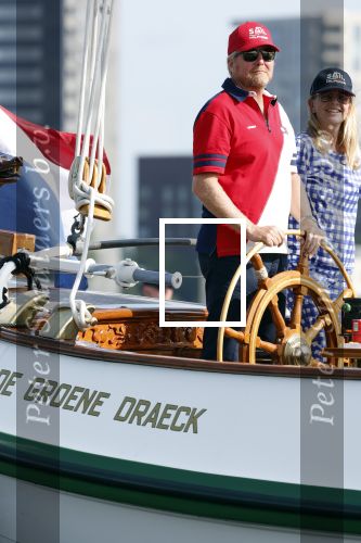 Amsterdam 20 augustus 2025
Koning Willem Alexander Prinses Mabel en (prinses Luana ) Gravin Luana op de groene Draeck tijdens de eerste dag van Sail Amsterdam . Er vaart ongelofelijk veel beveiliging Politie in boten op jet skis en een speciaal beveiligingsteam van de Marechaussee BSB ( Brigade Speciale Beveiligingsopdrachten ) mee met de groene Draeck