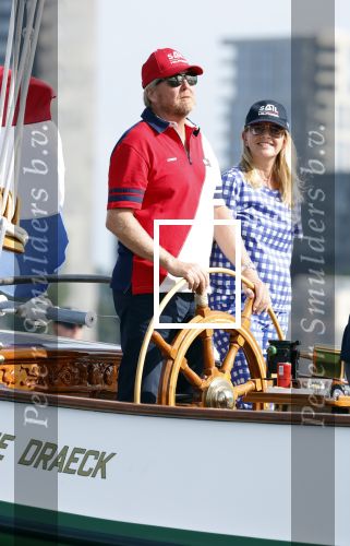 Amsterdam 20 augustus 2025
Koning Willem Alexander Prinses Mabel en (prinses Luana ) Gravin Luana op de groene Draeck tijdens de eerste dag van Sail Amsterdam . Er vaart ongelofelijk veel beveiliging Politie in boten op jet skis en een speciaal beveiligingsteam van de Marechaussee BSB ( Brigade Speciale Beveiligingsopdrachten ) mee met de groene Draeck