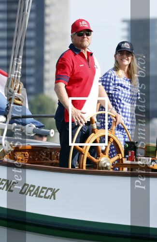 Amsterdam 20 augustus 2025
Koning Willem Alexander Prinses Mabel en (prinses Luana ) Gravin Luana op de groene Draeck tijdens de eerste dag van Sail Amsterdam . Er vaart ongelofelijk veel beveiliging Politie in boten op jet skis en een speciaal beveiligingsteam van de Marechaussee BSB ( Brigade Speciale Beveiligingsopdrachten ) mee met de groene Draeck