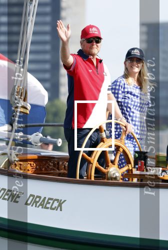 Amsterdam 20 augustus 2025
Koning Willem Alexander Prinses Mabel en (prinses Luana ) Gravin Luana op de groene Draeck tijdens de eerste dag van Sail Amsterdam . Er vaart ongelofelijk veel beveiliging Politie in boten op jet skis en een speciaal beveiligingsteam van de Marechaussee BSB ( Brigade Speciale Beveiligingsopdrachten ) mee met de groene Draeck