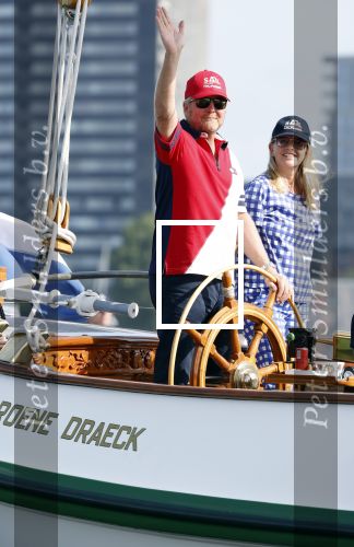 Amsterdam 20 augustus 2025
Koning Willem Alexander Prinses Mabel en (prinses Luana ) Gravin Luana op de groene Draeck tijdens de eerste dag van Sail Amsterdam . Er vaart ongelofelijk veel beveiliging Politie in boten op jet skis en een speciaal beveiligingsteam van de Marechaussee BSB ( Brigade Speciale Beveiligingsopdrachten ) mee met de groene Draeck