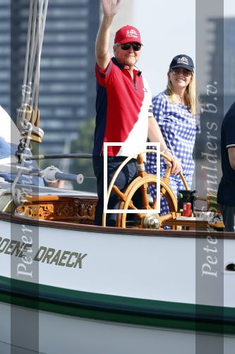Amsterdam 20 augustus 2025
Koning Willem Alexander Prinses Mabel en (prinses Luana ) Gravin Luana op de groene Draeck tijdens de eerste dag van Sail Amsterdam . Er vaart ongelofelijk veel beveiliging Politie in boten op jet skis en een speciaal beveiligingsteam van de Marechaussee BSB ( Brigade Speciale Beveiligingsopdrachten ) mee met de groene Draeck